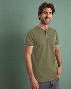 Camiseta con cuello y puños tejidos en contraste