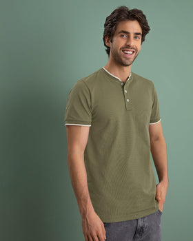 Camiseta con cuello y puños tejidos en contraste#color_660-verde-oscuro
