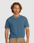 Camiseta manga corta con línea decorativa en cuello